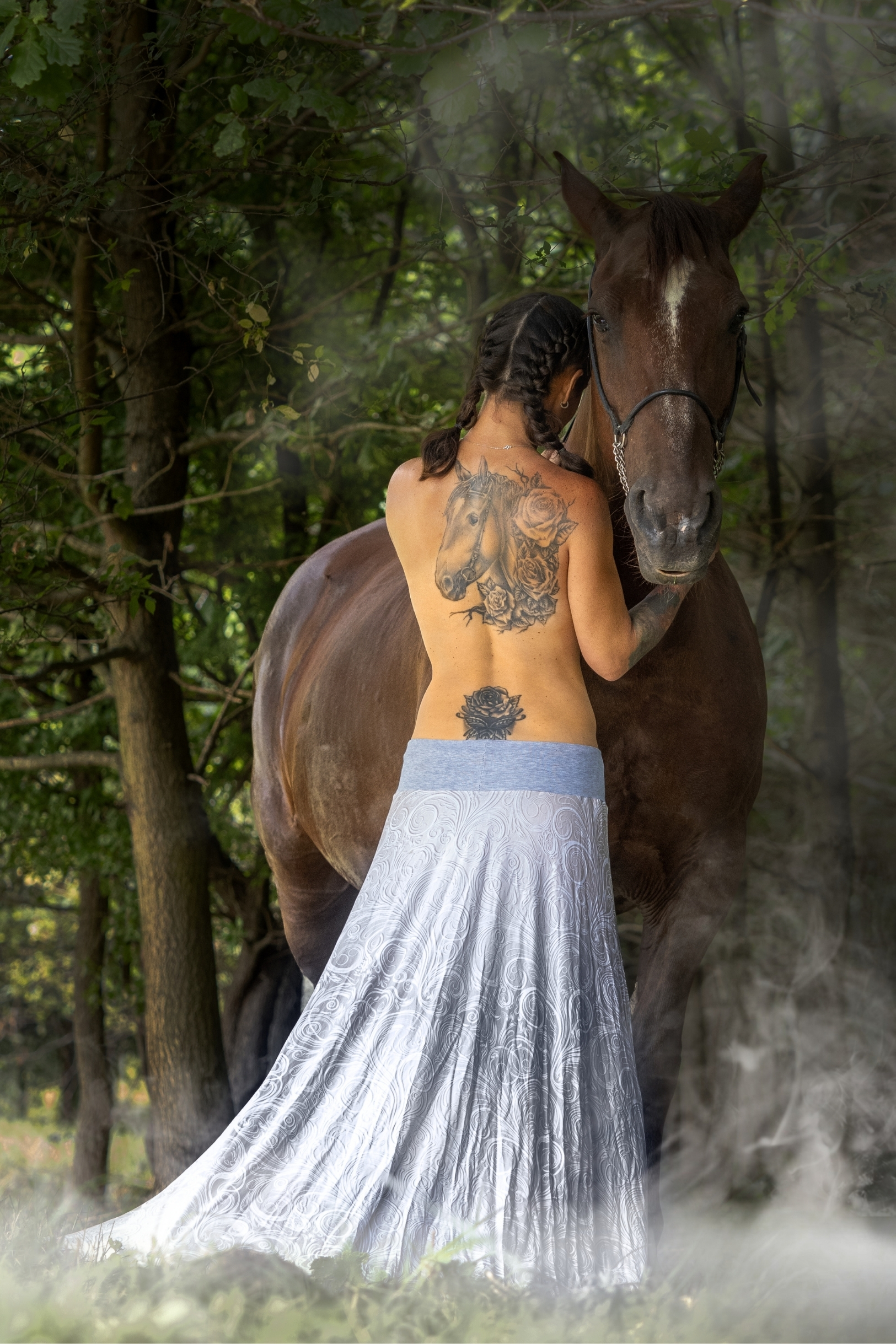 Žena ve spodním prádle stojící ve vodě během focení v přírodě u řeky