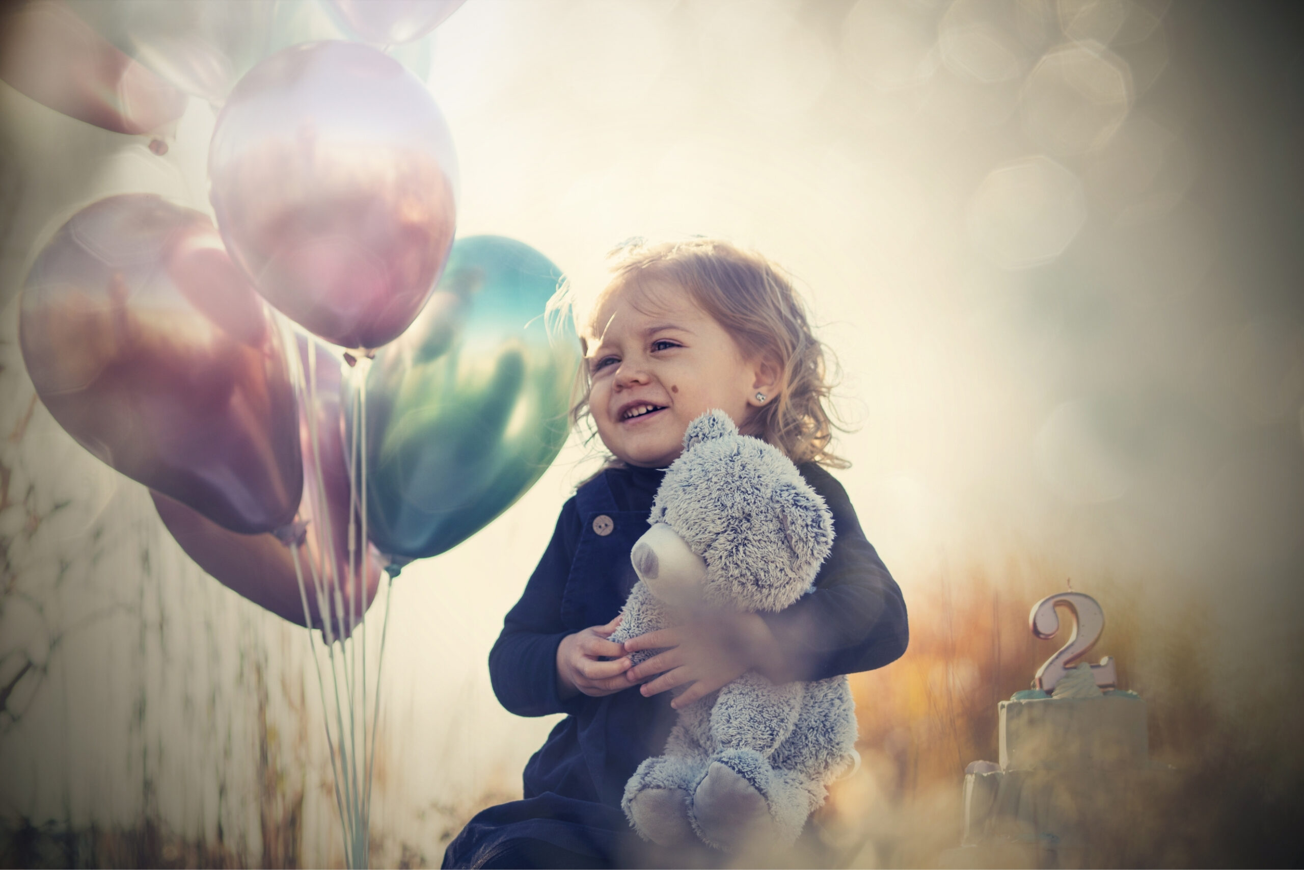 Malá holčička slaví narozeniny s plyšovým medvídkem a balonky – rodinné focení Ostrava